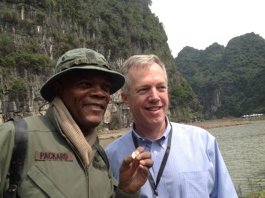 Ông Ted Osius - Đại sứ Mỹ tại Việt Nam chụp ảnh cùng diễn viên Samuel L. Jackson
