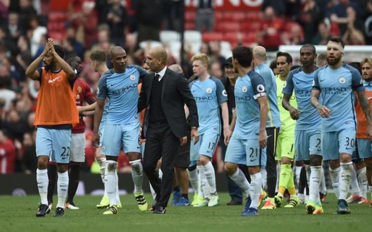 
Pep Guardiola chúc mừng các học trò sau trận
