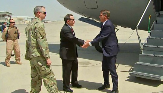 
Bộ trưởng Quốc phòng Ash Carter trong chuyến thăm bất ngờ tới Baghdad hôm 11-7. Ảnh: CNN
