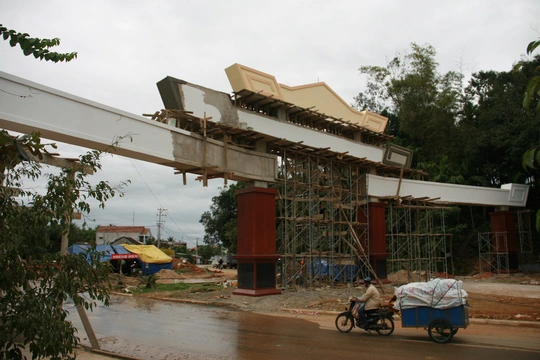 
Ông Nguyễn Văn Tỉnh, Chủ tịch UBND huyện Hiệp Đức, cho biết huyện Hiệp Đức đã thành lập 30 năm nhưng chưa có cái cổng chào nào trong khi các huyện khác trong tỉnh đều đã có nên người dân “rất có nguyện vọng”.
