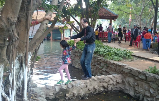 Một khách nước ngoài trải nghiệm cảm giác qua suối cùng con gái