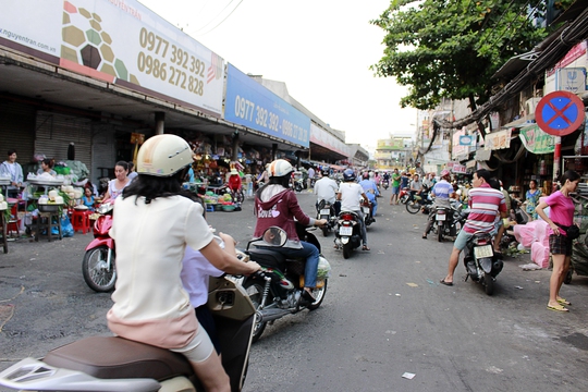 
Những con đường dài biến thành chợ tự phát bán buôn tấp nập tràn ra hết một nửa con đường
