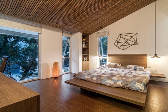 
Khu gian phòng ngủ chính đơn giản, ấm áp với chất liệu gỗ. Đồng thời mặt thoáng được tận dụng triệt để để mang đến sự thoáng đãng cho gia chủ.
