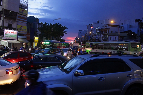 
Không khá hơn các khu vực trên, nhiều phương tiện giao thông đổ dồn về bùng binh Ngã 7 (quận 10) khiến nơi này rơi vào tình trạng giao thông hỗn loạn nghiêm trọng. Các phương tiện di chuyển lộn xộn, các tuyến đường nhánh xung quanh cũng tương tự.
