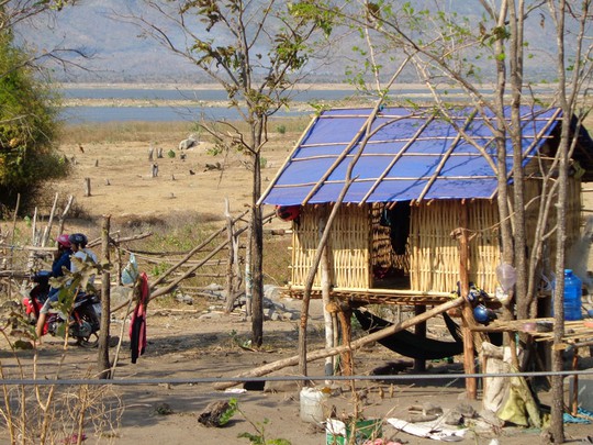 Để vượt qua cơn đại hạn, người dân ở huyện Bác Ái, tỉnh Ninh Thuận phải cất chòi tạm ở khu vực lòng hồ Sông Sắt để kiếm sống