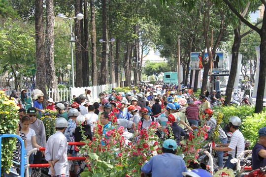 
Từ 11 giờ, tiểu thương kinh doanh hoa Tết bắt đầu hạ giá bán Ảnh: Nguyễn Đình
