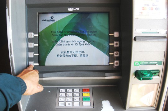 Một máy ATM trên đường Phan Văn Trị, quận Gò Vấp, TP HCM báo ngừng hoạt động Ảnh: ĐÌNH THI