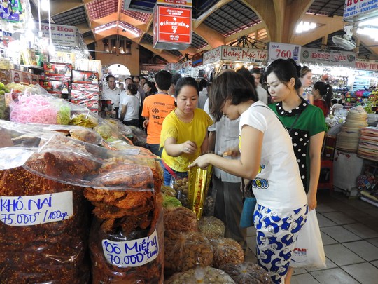 
Người tiêu dùng lựa chọn các loại thực phẩm khô tại chợ Bến Thành (quận 1, TP HCM) ngày 27 tháng chạp

Ảnh: THANH NHÂN
