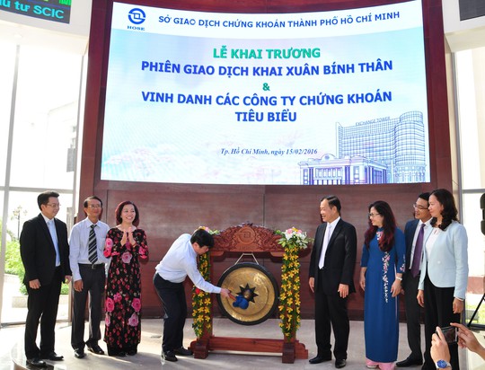 Ông Nguyễn Thành Phong, Chủ tịch UBND TP HCM, đánh chiêng khai trương phiên giao dịch ngày 15-2 Ảnh: SƠN NHUNG