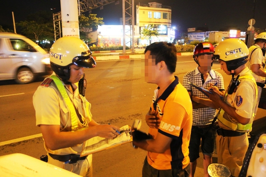 
Đa phần những người chạy vào đường ô tô đều có biểu hiện say xỉn. Có người nồng độ cồn vượt quá quy định gấp 3,6 lần.
