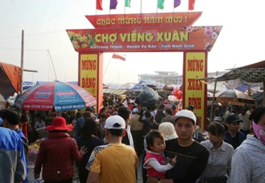 Chợ Viềng - Nam Định, chợ bán rủi, mua may chỉ họp đúng tối ngày 7 rạng ngày 8 Tết nguyên đán hàng năm