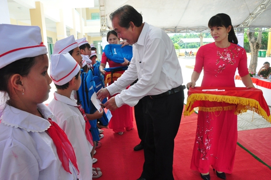 Phó Thủ tướng Trương Hòa Bình trao học bổng cho học sinh