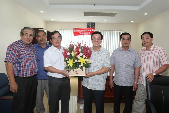 
Đoàn Tỉnh ủy Bạc Liêu tặng hoa chúc mừng Báo Người Lao Động.
