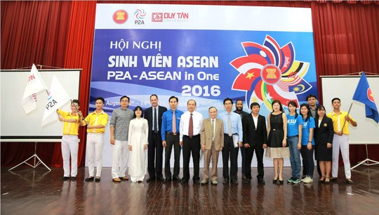 Đại diện SV Duy Tân nhận cờ của Hội các Trường đại học và Cao đẳng khối Asean.