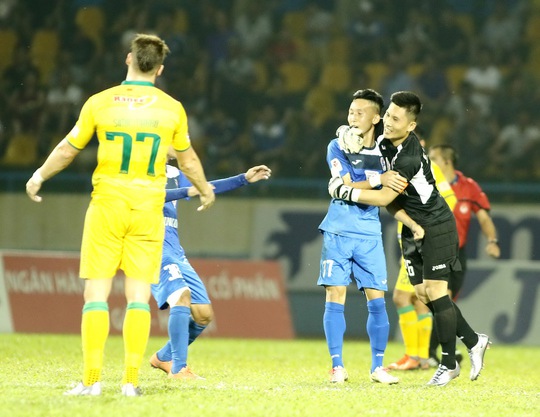 Các cầu thủ Quảng Ninh vui mừng sau trận đại thắng Đồng Tháp 4-0 Ảnh: Hải Anh