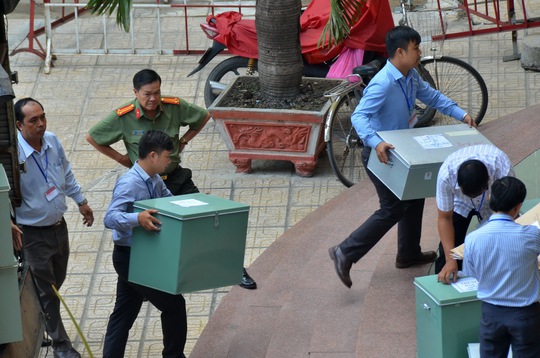 Chuẩn bị thùng đựng bài thi tại cụm thi Trường ĐH Sư phạm TP HCM Ảnh: TẤN THẠNH