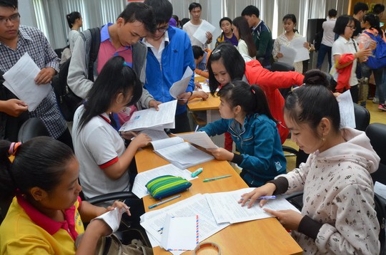 Học sinh nộp hồ sơ tại Cơ quan Đại diện Bộ Giáo dục và Đào tạo tại TP HCM Ảnh: TẤN THẠNH