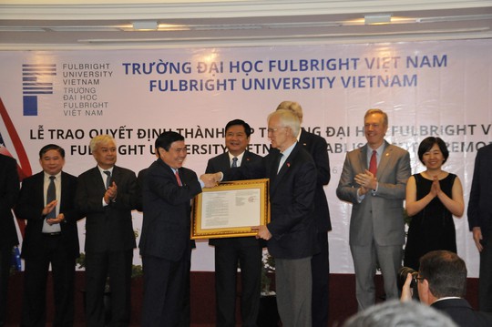 Bí thư Thành ủy TP HCM Đinh La Thăng và Ngoại trưởng Mỹ John Kerry tại lễ trao quyết định thành lập FUV
