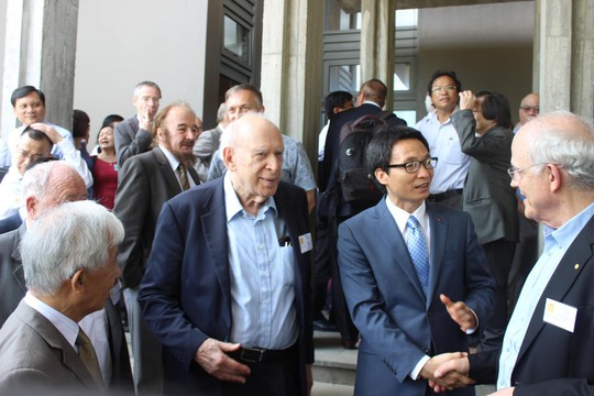 Phó Thủ tướng Vũ Đức Đam trao đổi với các nhà khoa học tại hội nghị