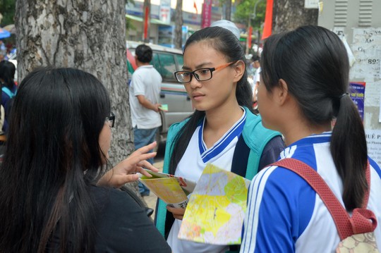 Giáo dục cần dạy học sinh yêu lịch sử, yêu quê hương, đất nước. Trong ảnh: Học sinh trao đổi về môn lịch sử Ảnh: TẤN THẠNH