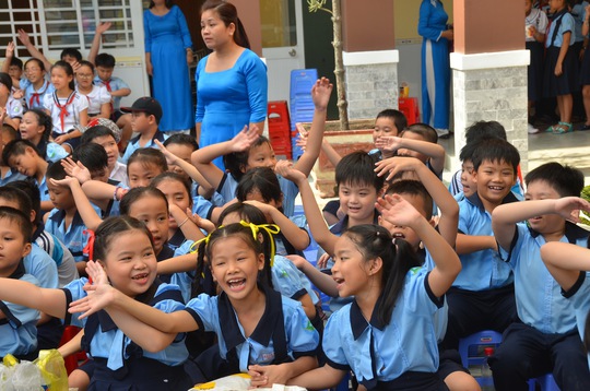 
Học sinh một trường tiểu học tại TP HCM hào hứng trong lễ khai giảng năm học 2015-2016 Ảnh: TẤN THẠNH
