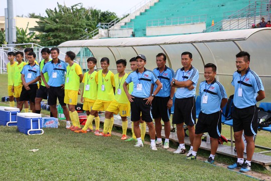 
HLV Machinaka (bìa phải) cùng đội PVF ở Giải U15 quốc gia 2016
