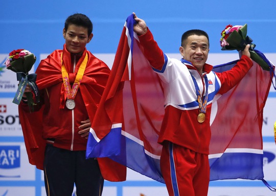 Thạch Kim Tuấn (bên trái) có đổi được màu huy chương trước sự thách thức của Om Yun-chol? Ảnh: REUTERS