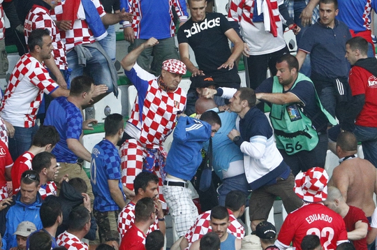 Hooligan Croatia đánh nhau trên khán đài rạng sáng 18-6 Ảnh: REUTERS