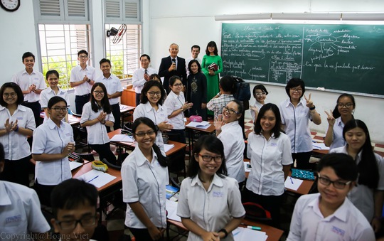 
Ông André Vallini thăm một lớp học tiếng Pháp của Trường THPT chuyên Lê Hồng Phong
