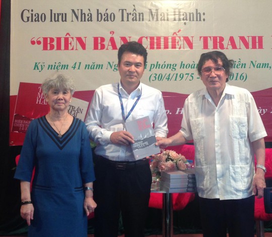 Tác giả Trần Mai Hạnh tặng sách cho TS Kim Ngọc Anh