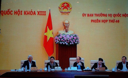 
Phiên họp Ủy ban Thường vụ Quốc hội sáng 9-3 - Ảnh chụp qua màn hình tivi
