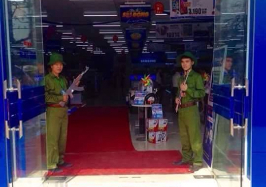 
Sau sự kiện nhân viên mặc bikini tiếp thị gây sốc với dư luận, siêu thị Trần Anh lại cho cặp nam nữ bồng súng... đón khách - Ảnh: Facebook
