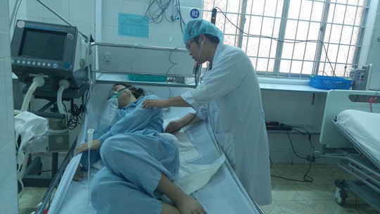 
Nạn nhân bị đuối nước đang được điều trị tại khoa hồi sức tích cực chống độc, Bệnh viện Lê Lợi
