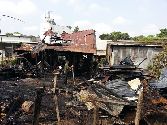 Cả 3 căn nhà của anh Chảnh cùng với 2 hộ dân liền kề đã bị cháy ra tro chỉ sau 30 phút phát hỏa.