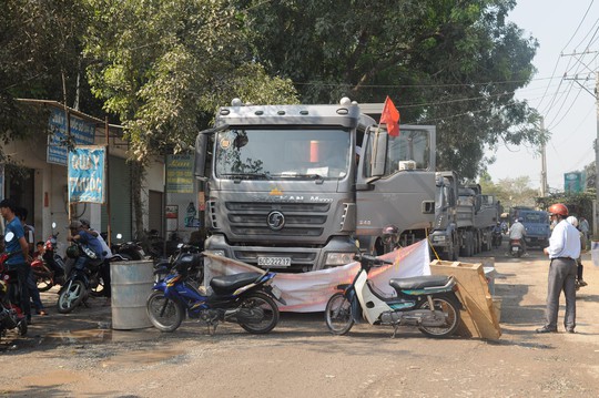 
Xe máy, băng rôn chắn ngang đường
