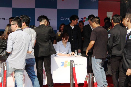 
Nhiều bạn trẻ chờ đợi để xin chữ ký của các thành viên trong nhóm nhạc T-ara
