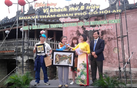
Bà Bùi Thị Đường là vị khách thứ 8 triệu mua vé tham quan Hội An
