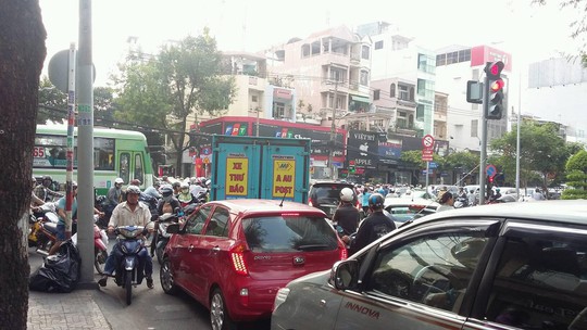 
Kẹt xe nghiêm trọng tại ngã tư Cách Mạng Tháng Tám-Võ Văn Tần
