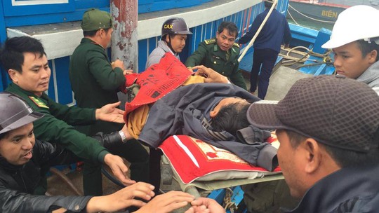 
Ông Nguyễn Văn Tiến được đưa lên tàu để vào bờ cấp cứu Ảnh: Hồng Anh

