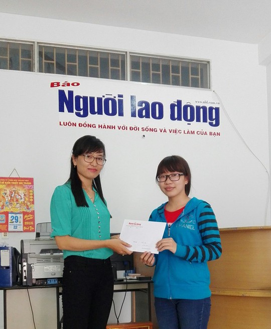 
Dương Thị Bích Tuyền (phải) nhận giải ba dành cho bạn đọc tham gia bầu chọn Giải Mai Vàng 2015
