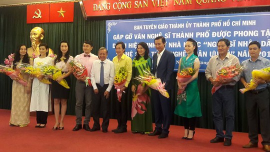 
Hoài Linh cùng các nghệ sĩ Trịnh Kim Chi, Tuyết Thu, Hạnh Thúy, Trương Minh Quốc Thái, diễn viên múa Linh Nga...
