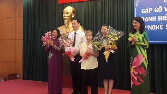 
Vợ chồng nghệ sĩ Đặng Hùng và Vương Linh nhận hoa chúc mừng từ lãnh đạo TP
