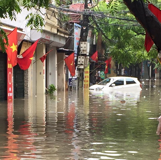 
Ngập ở phố Hoa Bằng, phường Nguyễn Khang, quận Cầu Giấy. Nhiều người dân khu vực này đã phải nghỉ làm trong sáng nay vì không thể đi ra khỏi nhà
