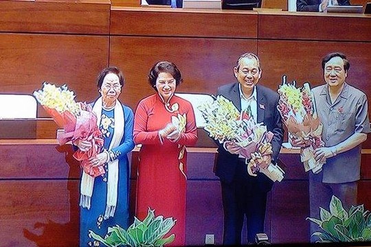 
Chủ tịch QH Nguyễn Thị Kim Ngân tặng hoa bà Nguyễn Thị Doan (trái), ông Trương Hòa Bình (thứ hai từ phải qua) và ông Nguyễn Hòa Bình (phải) - Ảnh chụp qua màn hình
