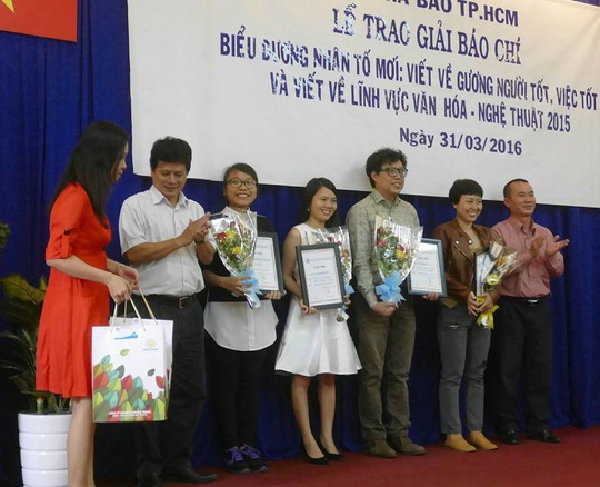 
Các tác giả Thanh Hiệp, Thùy Trang, Minh Nga Báo Người Lao Động nhận giải nhì. Ảnh: Danh Phương

