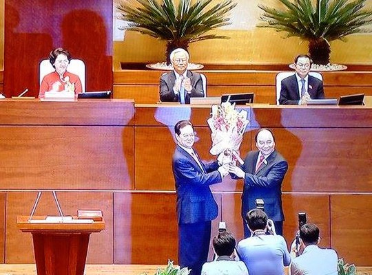 
Tân Thủ tướng Nguyễn Xuân Phúc tặng hoa cho người tiền nhiệm Nguyễn Tấn Dũng
