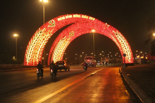 
Đại lộ Thăng Long, trước cổng Trung tâm Hội nghị quốc gia Mỹ Đình lung linh về đêm
