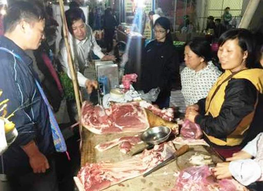 
Thịt bò tươi là món hàng không thể thiếu ở chợ Viềng, tuy nhiên mức giá 300.000 đồng/kg khiến nhiều du khách cho rằng quá đắt
