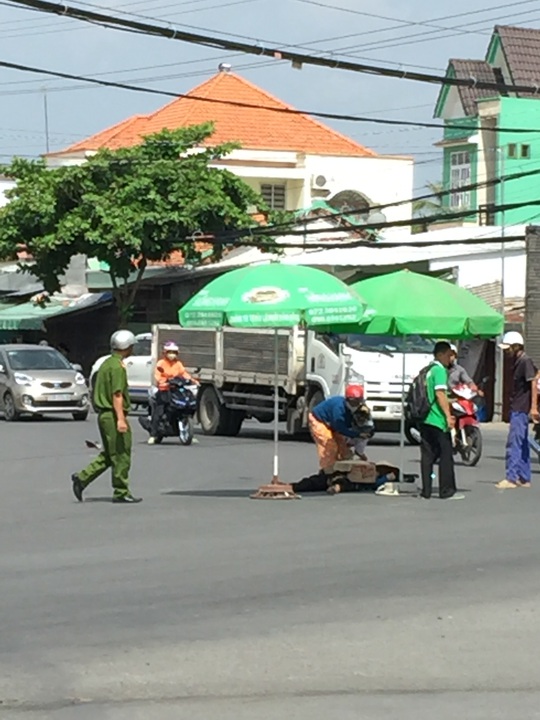 
Nạn nhân nằm bất động sau khi bị xe tải cán qua người
