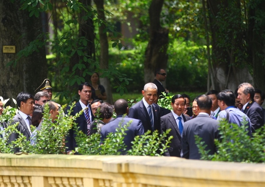 
Ông Obama trò chuyện thân mật với mọi người - Ảnh: Lam Phương
